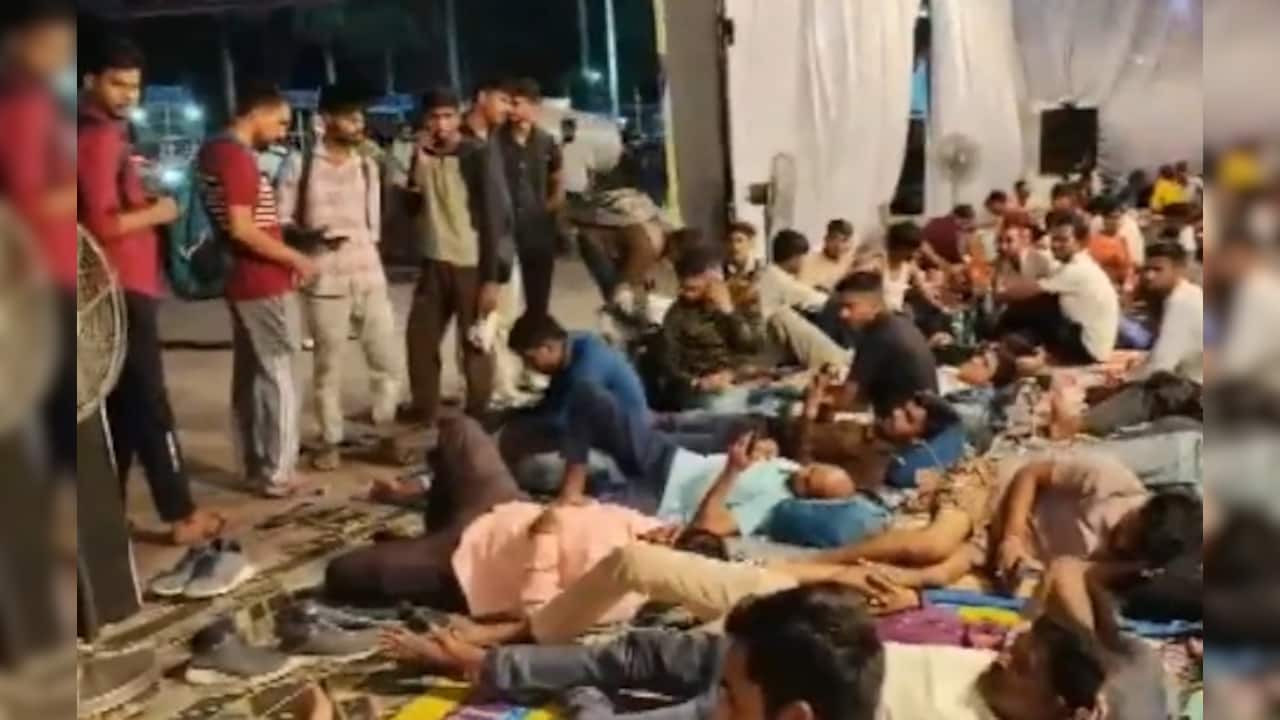 UP पुलिस भर्ती परीक्षा: हमीरपुर में फुटपाथ पर छात्रों ने गुजारी रात, लखनऊ के रेलवे स्टेशन पर भी रहा यही हाल