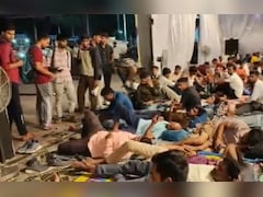 UP पुलिस भर्ती परीक्षा: हमीरपुर में फुटपाथ पर छात्रों ने गुजारी रात, लखनऊ के रेलवे स्टेशन में जुटे अभ्यर्थी
