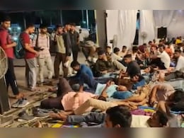 UP पुलिस भर्ती परीक्षा: हमीरपुर में फुटपाथ पर छात्रों ने गुजारी रात, लखनऊ के रेलवे स्टेशन पर भी रहा यही हाल
