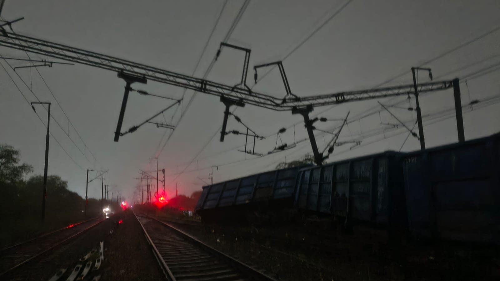 Goods Train Derailment Delhi: पटरी से उतरी मालगाड़ी Goods Train Derailment Delhi: पटरी से उतरी मालगाड़ी