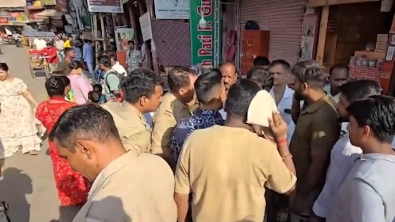 काशी विश्वनाथ मंदिर के बाहर अचानक चली गोली, सिपाही की गलती से हादसा, 3 दुकानदार जख्मी