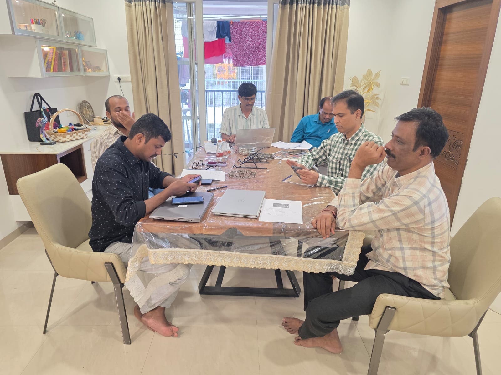 इंजीनियर के ठिकानों पर तलाशी अभियान चलाते अधिकारी.