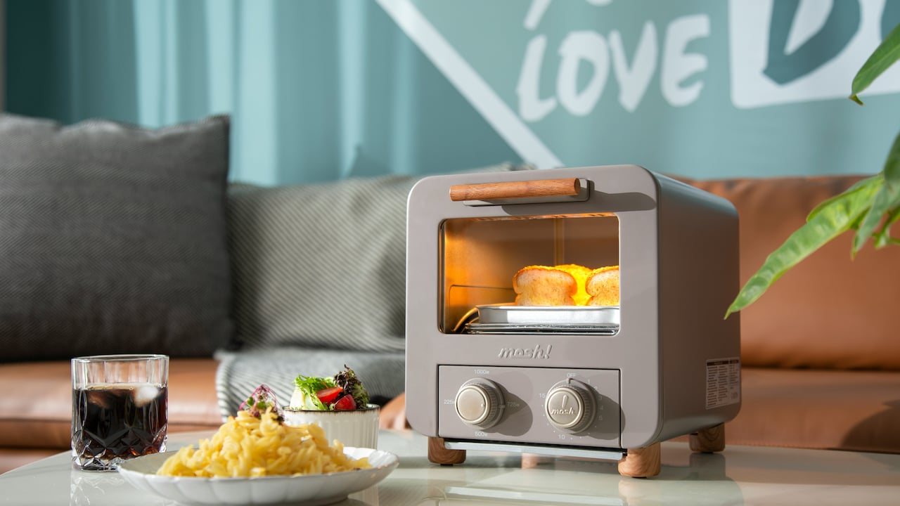 Toaster Cleaning Mistakes That Can Cause Smoke, Smell And Burnt Crumbs Toaster Cleaning Mistakes That Can Cause Smoke, Smell And Burnt Crumbs