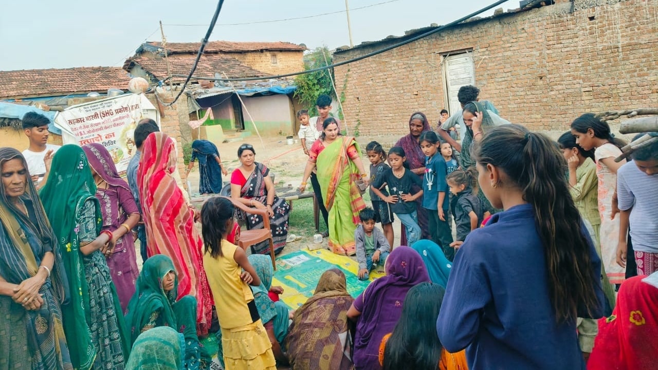राजस्थान में महिलाओं की बदली किस्मत! दिल्ली, लखनऊ-नागपुर तक गोबर से बनी राखी-दीपक की डिमांड