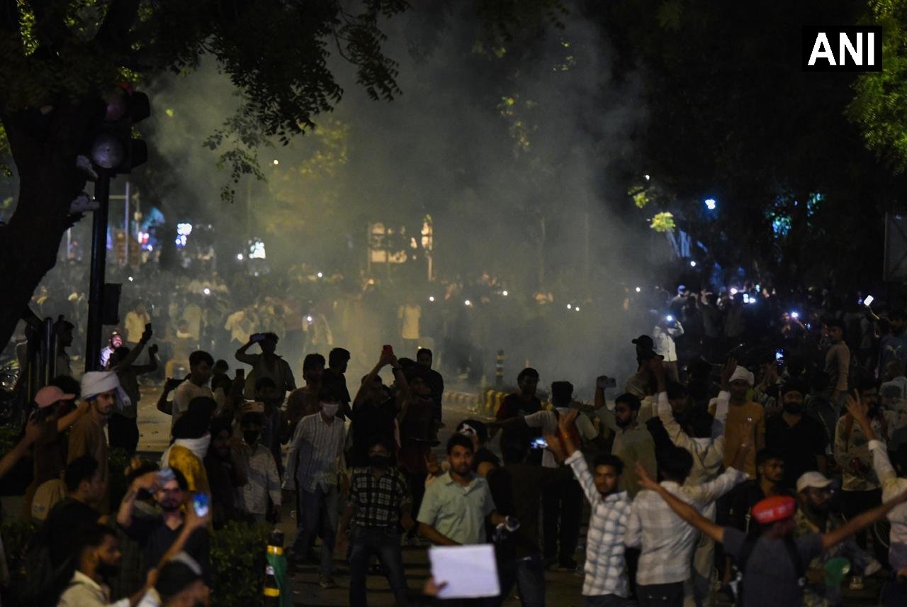 Video: Late Night Clashes, Teargas At Jantar Mantar, Senior Cops Injured