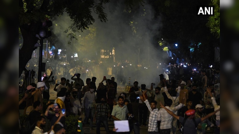 Video: Late Night Clashes, Teargas At Jantar Mantar, Senior Cops Injured
