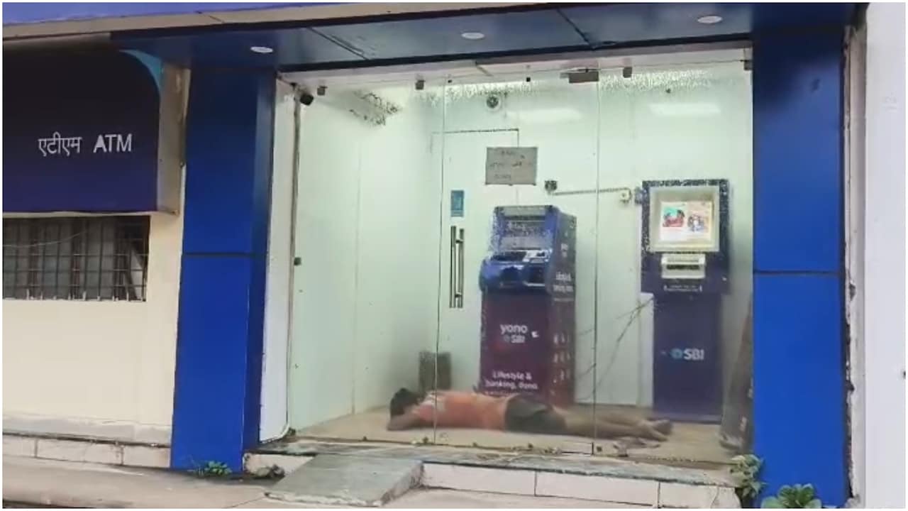 घर पर गर्मी लगी तो SBI ATM पहुंच गया शख्स, 2 AC की ठंडी हवा में मजे से काटी पूरी रात!