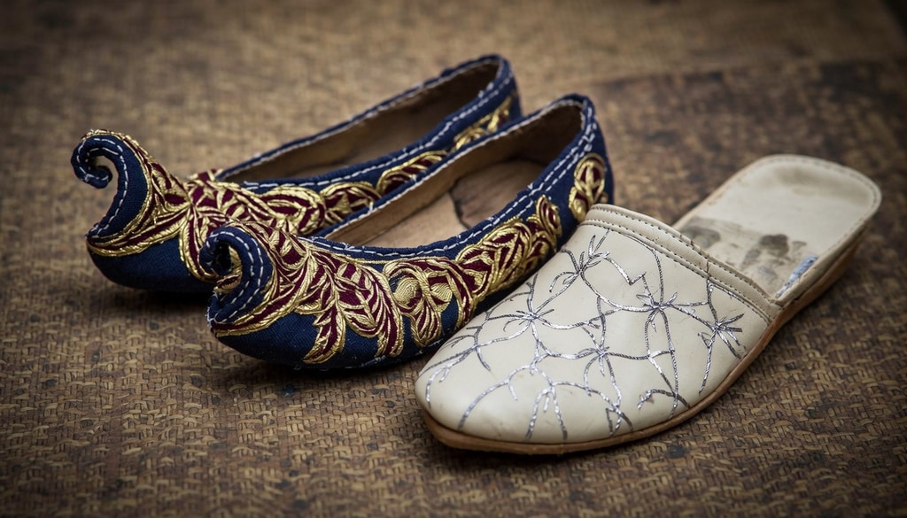 Explore the key differences in design and history between authentic Indian mojaris and traditional juttis.