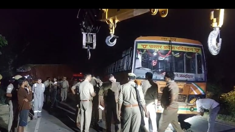 एटा में भीषण हादसा: खड़ी रोडवेज बस में कंटेनर की टक्कर,  5 यात्रियों की मौत, 12 घायल