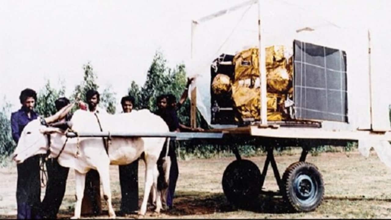 1981 में ऐपल सैटेलाइट को प्रक्षेपण के लिए बैलगाड़ी में ले जाया गया. 1981 में ऐपल सैटेलाइट को प्रक्षेपण के लिए बैलगाड़ी में ले जाया गया.