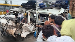 स्कूली बच्चों से भरी वैन खड़े ट्रक से टकराई, एक मासूम की मौत; एक की हालत नाजुक
