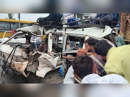 स्कूली बच्चों से भरी वैन खड़े ट्रक से टकराई, एक मासूम की मौत; एक की हालत नाजुक
