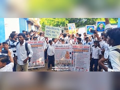 जंतर-मंतर के बाद यूपी के स्कूल में छात्रों का धरना-प्रदर्शन, DM निधि गुप्ता को संभालना पड़ा मोर्चा