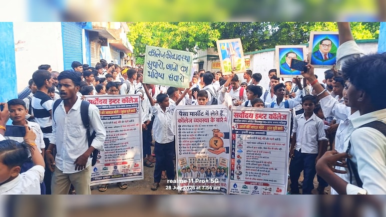 जंतर-मंतर के बाद यूपी के स्कूल में छात्रों का धरना-प्रदर्शन, DM निधि गुप्ता को संभालना पड़ा मोर्चा