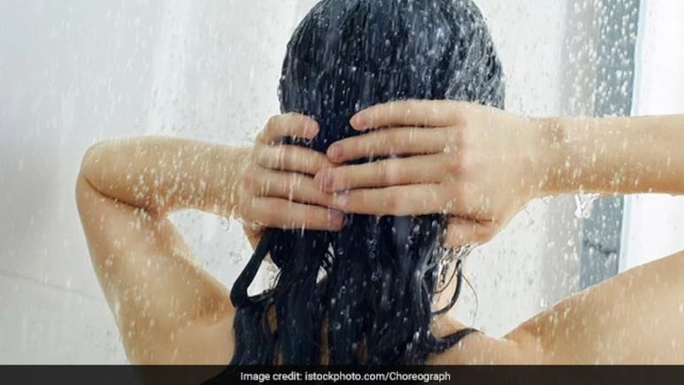 क्या गीले बालों में सोने से डैंड्रफ होता है, डर्मेटोलॉजिस्ट से जानिए इस आदत से स्कैल्प पर असर पड़ता है