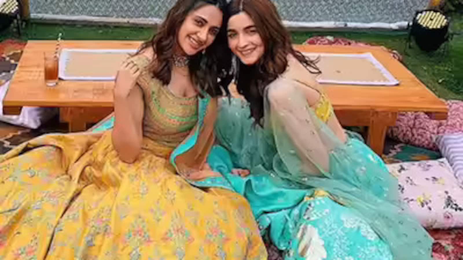 Alia Bhatt Dances To Maahi Ve At BFF Akansha Ranjan's Pre-Wedding Bash