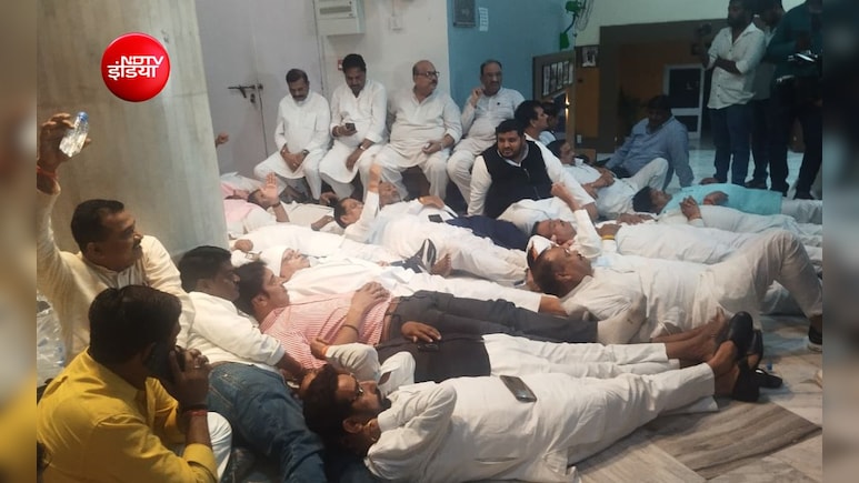 एमपी विधानसभा में विधायकों का धरना, राहुल गांधी के समर्थन में जीतू पटवारी समेत कांग्रेसियों ने किया प्रदर्शन