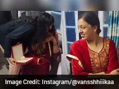 Heartwarming Video Shows Woman Surprising Mother With Gold Using 1st Paycheck