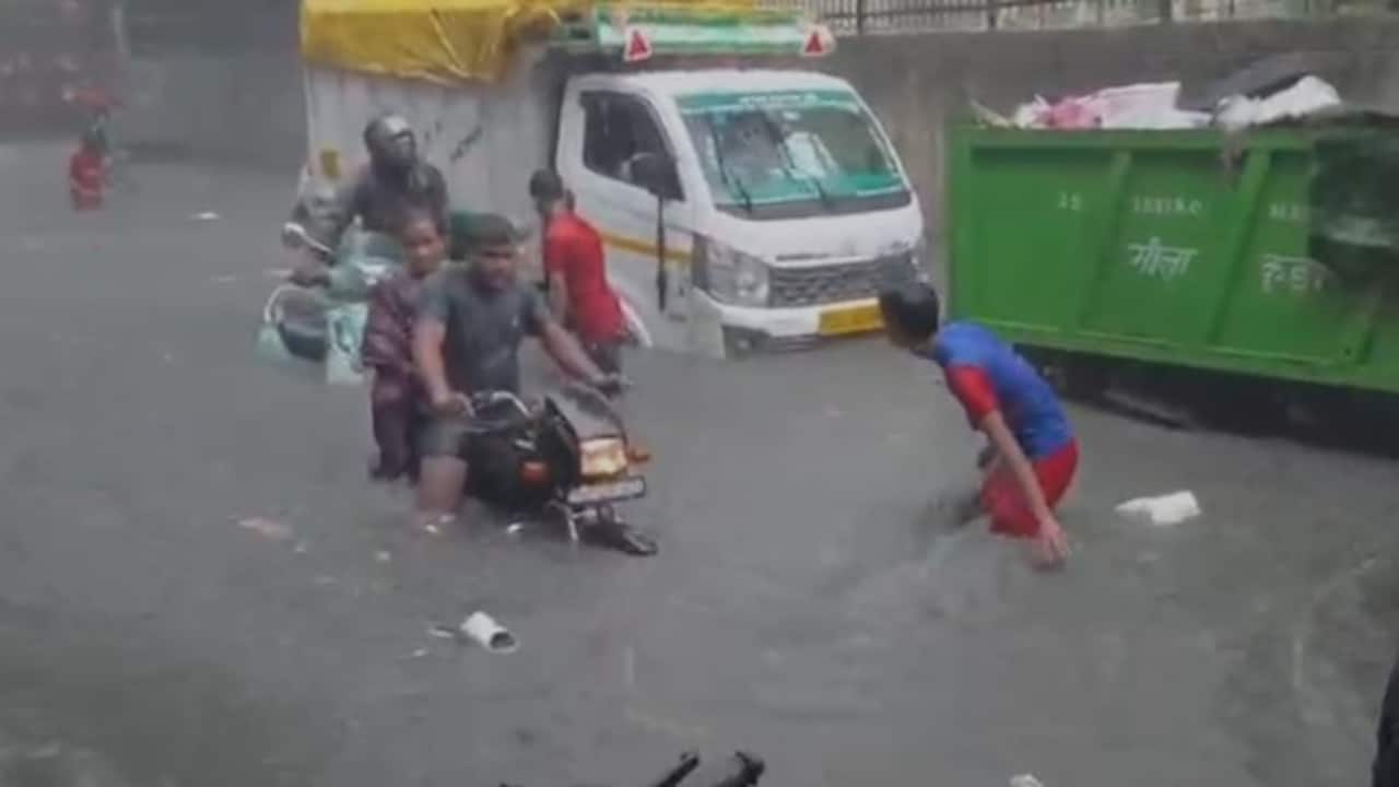 दिल्ली के संगम विहार में बारिश से भरा पानी