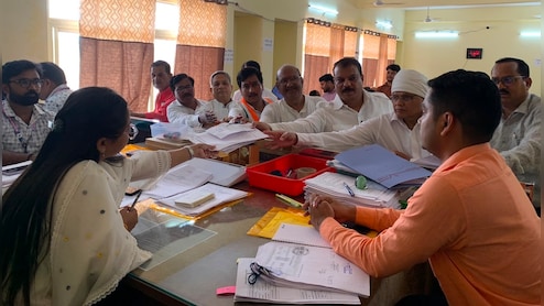 Datia By-Poll 2026: कांग्रेस प्रत्याशी घनश्याम सिंह ने दाखिल किया नामांकन, आज BJP प्रत्याशी भी करेंगे