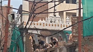 वाराणसी की दालमंडी पूरी तरह सील, ढहाई जा रहीं 5 मस्जिदें, आसपास के मकानों पर भी चल रहा हथौड़ा