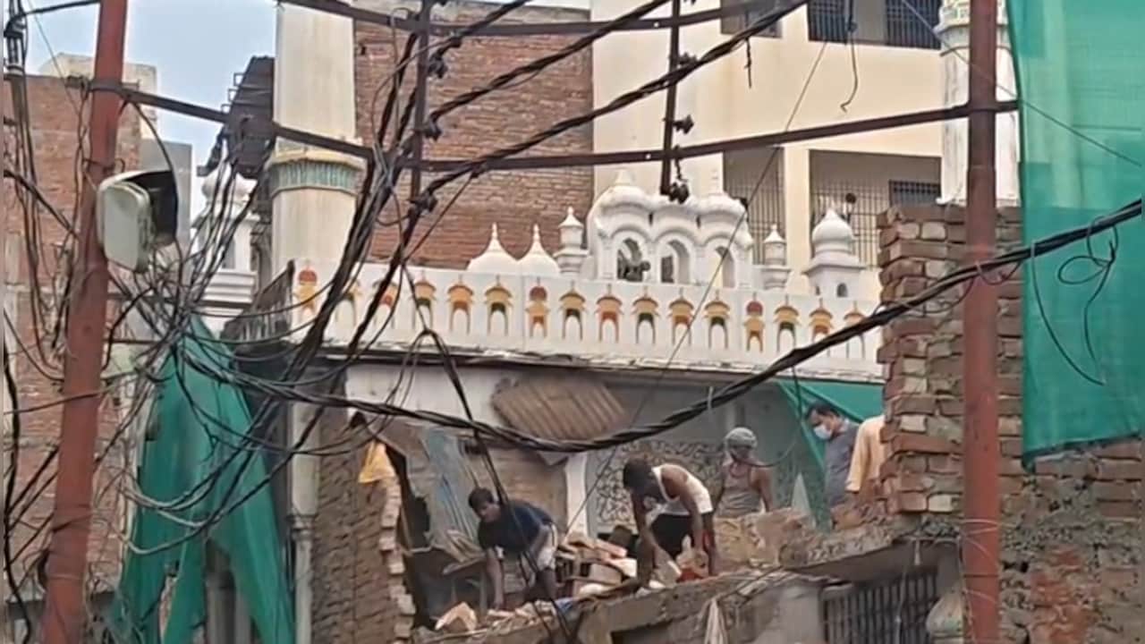 वाराणसी: दालमंडी में करीमुल्लाह बेग मस्जिद के साथ 5 मस्जिदों को ढहाया जा रहा, मकानों पर भी चल रहे हथौड़े