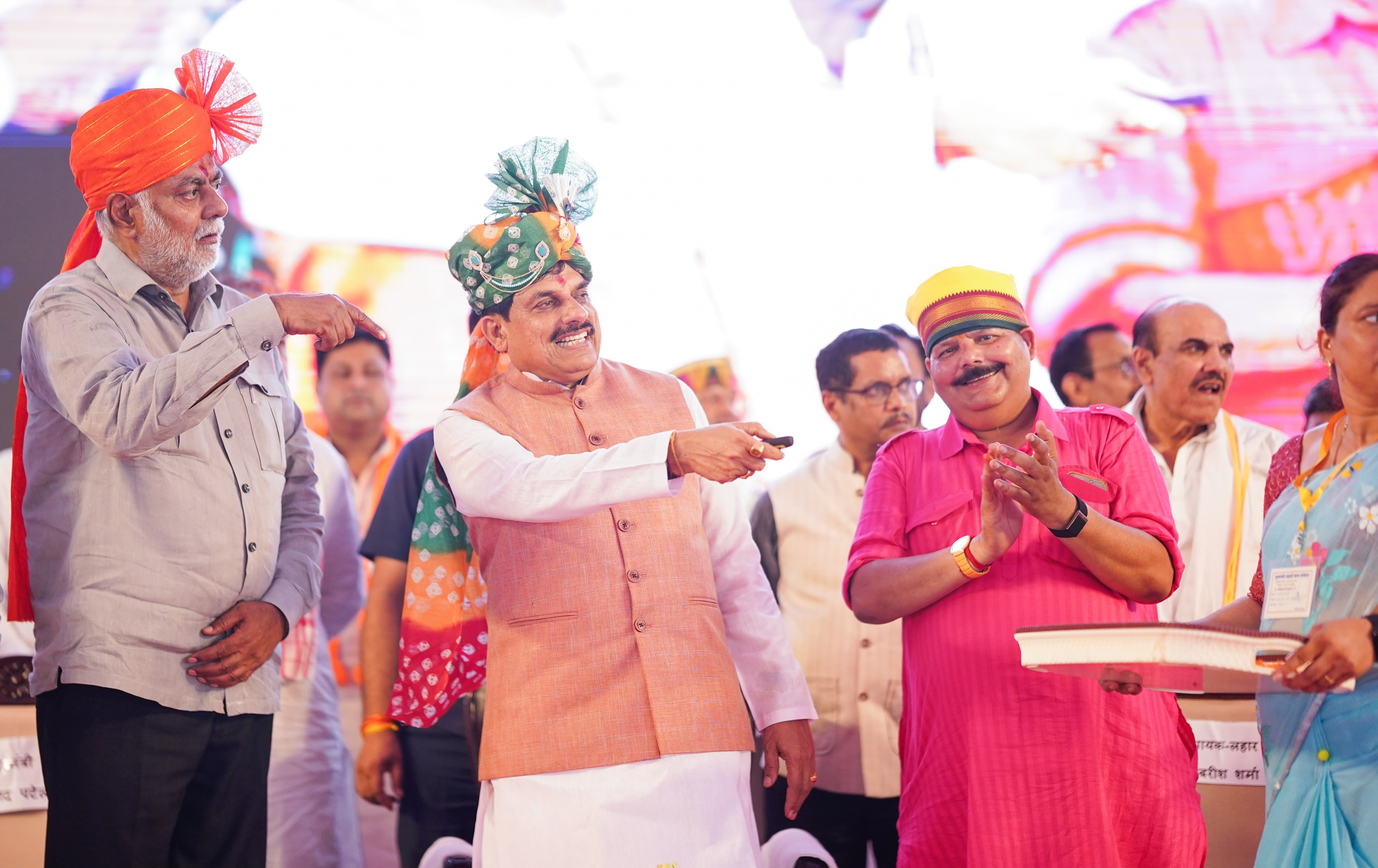 मुख्यमंत्री डॉ. मोहन यादव ने सिंगल क्लिक से लाडली बहनों के खाते में भेजे 1835 करोड़ रुपए. मुख्यमंत्री डॉ. मोहन यादव ने सिंगल क्लिक से लाडली बहनों के खाते में भेजे 1835 करोड़ रुपए.