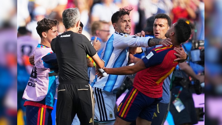 'Classless': Argentina Players Slammed For Turning Their Backs While Spain Lifted FIFA World Cup Trophy