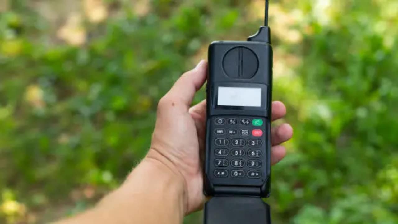 No Mobile Towers? BSNL's New Satellite Phone Can Keep You Connected