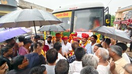 आजादी के बाद पहली बार भवानी गांव पहुंची रोडवेज बस, बारिश में ही ढोल-बाजों के साथ भव्य स्वागत