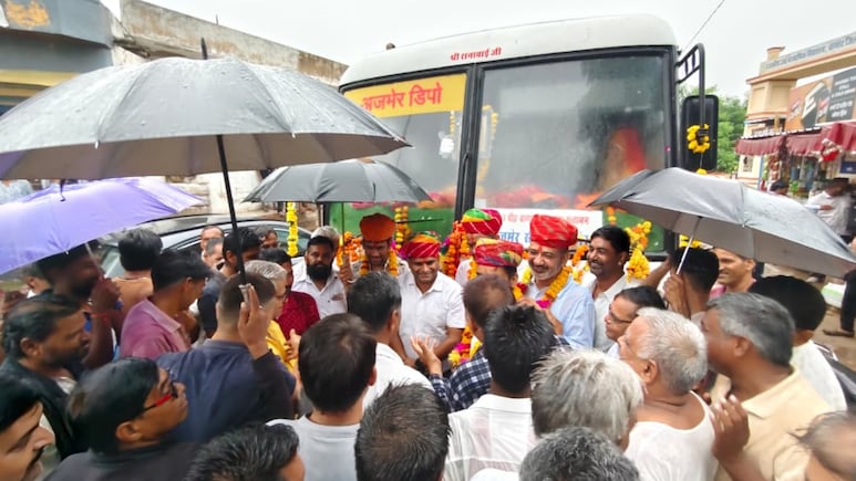 आजादी के बाद पहली बार भवानी गांव पहुंची रोडवेज बस, बारिश में ही ढोल-बाजों के साथ भव्य स्वागत