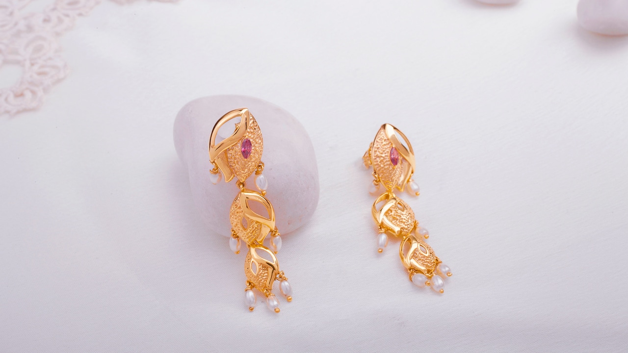 Explore what causes gold earrings to turn black overtime Explore what causes gold earrings to turn black overtime