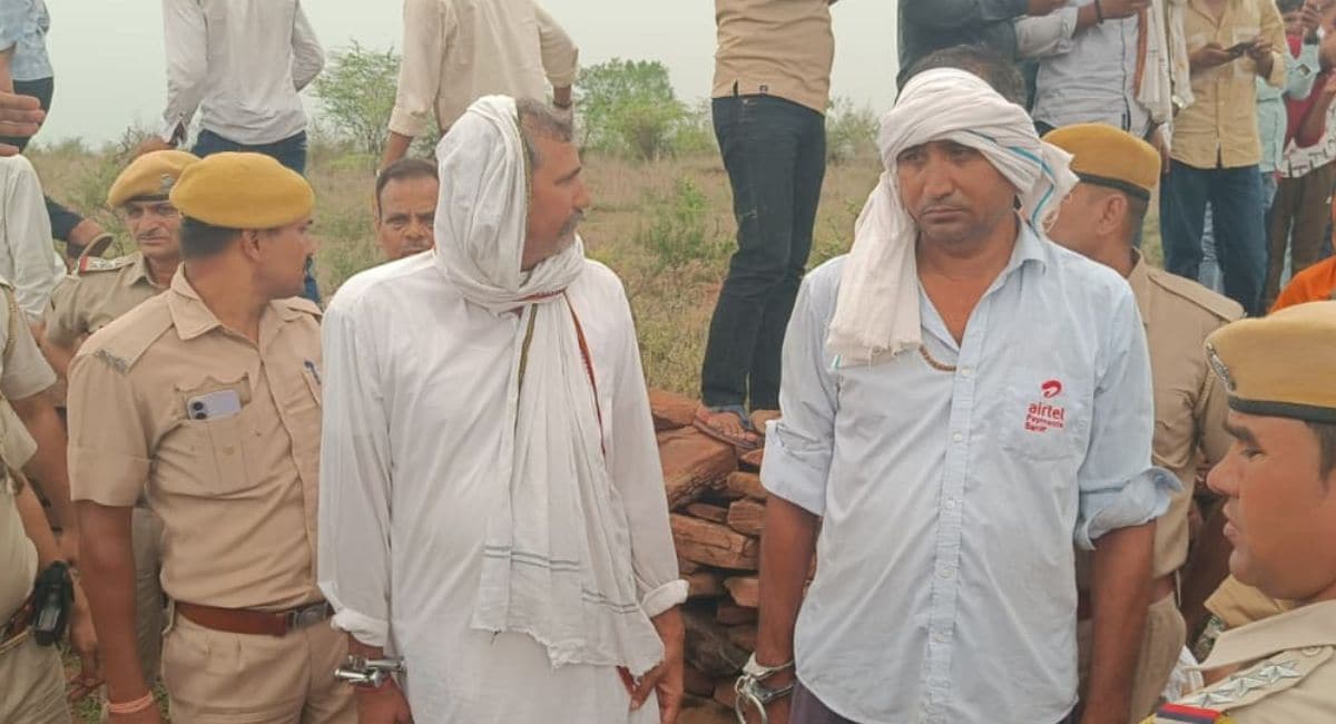 भाई जगन गुर्जर के अंतिम संस्कार में शामिल होने पैरोल पर जेल से बाहर आया पप्पू गुर्जर. (Photo- NDTV) भाई जगन गुर्जर के अंतिम संस्कार में शामिल होने पैरोल पर जेल से बाहर आया पप्पू गुर्जर. (Photo- NDTV)