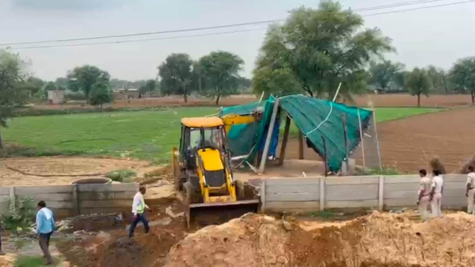 प्रशासन की टीम अवैध अतिक्रमण को चिन्हित करने में जुटी हुई है. प्रशासन की टीम अवैध अतिक्रमण को चिन्हित करने में जुटी हुई है.