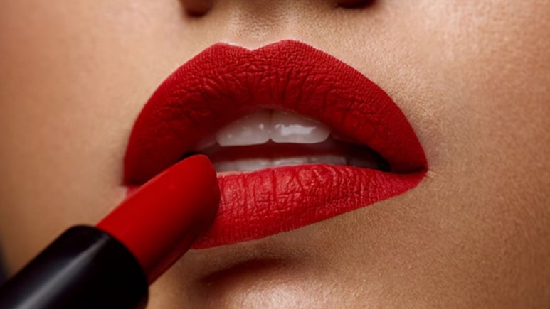 Matte vs Glossy Lipstick: बारिश के मौसम में कौन सी लिपस्टिक ज्यादा देर तक टिकती है, जानिए