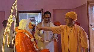 गुरु पूर्णिमा पर सीएम योगी का नया 'अवतार', गुरु-शिष्य दोनों भूमिका में दिखे गोरक्षपीठाधीश्वर