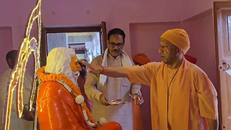 गुरु पूर्णिमा पर सीएम योगी का नया 'अवतार', गुरु-शिष्य दोनों भूमिका में दिखे गोरक्षपीठाधीश्वर