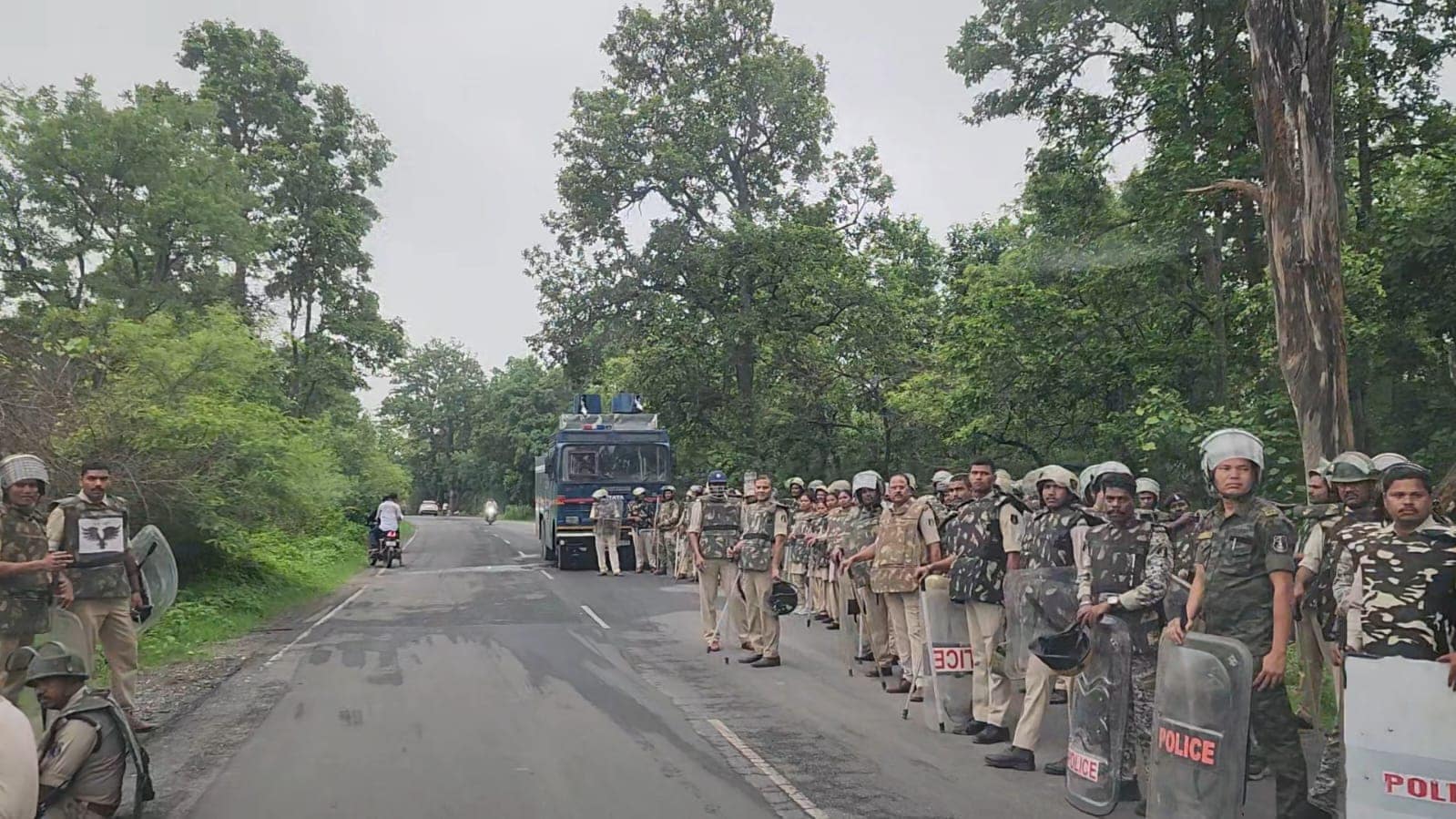surajpur madannagar coal project: ग्रामीणों के हमले के बाद पुलिस बल तैनात. 