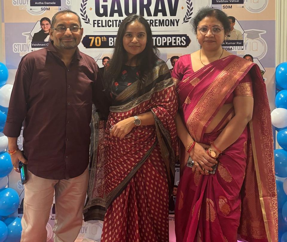 Sucess Story: अपने परिवार के साथ आस्था दमेले. बार-बार असफलता के बावजूद हार नहीं मानी