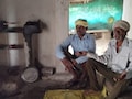 हद है ! MP के सागर में एक ऐसा गांव जहां मोबाइल चार्ज करने के लिए 5 किलोमीटर दूर जाते हैं ग्रामीण