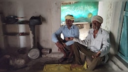 हद है ! MP के सागर में एक ऐसा गांव जहां मोबाइल चार्ज करने के लिए 5 किलोमीटर दूर जाते हैं ग्रामीण