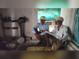 हद है ! MP के सागर में एक ऐसा गांव जहां मोबाइल चार्ज करने के लिए 5 किलोमीटर दूर जाते हैं ग्रामीण