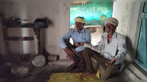 हद है ! MP के सागर में एक ऐसा गांव जहां मोबाइल चार्ज करने के लिए 5 किलोमीटर दूर जाते हैं ग्रामीण