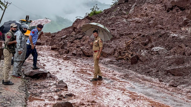 Traffic Suspended On Jammu-Srinagar National Highway After Landslides At Various Places &mdash; Videos