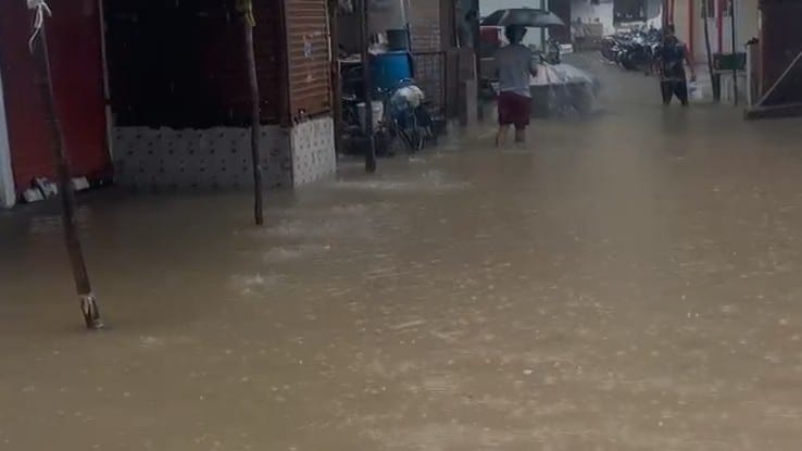 सायन में जलजमाव, घरों में घुसा गटर का पानी.