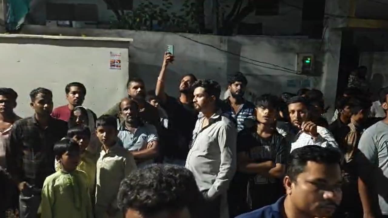 घटना स्‍थल के पास लगी लोगों की भीड़. 