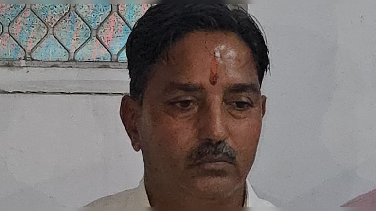 पत्&zwj;नी का अस्&zwj;पताल में हार्ट अटैक का चल रहा था इलाज, बाहर अध&zwj;िकारी पत&zwj;ि ले रहा था घूस, ACB ने दबोचा&nbsp;