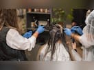 बालों में लगाने के लिए सबसे सेफ Dye कौन सी होती है? पहली बार Hair Color करा रहे हैं, तो एक्सपर्ट से जान लें