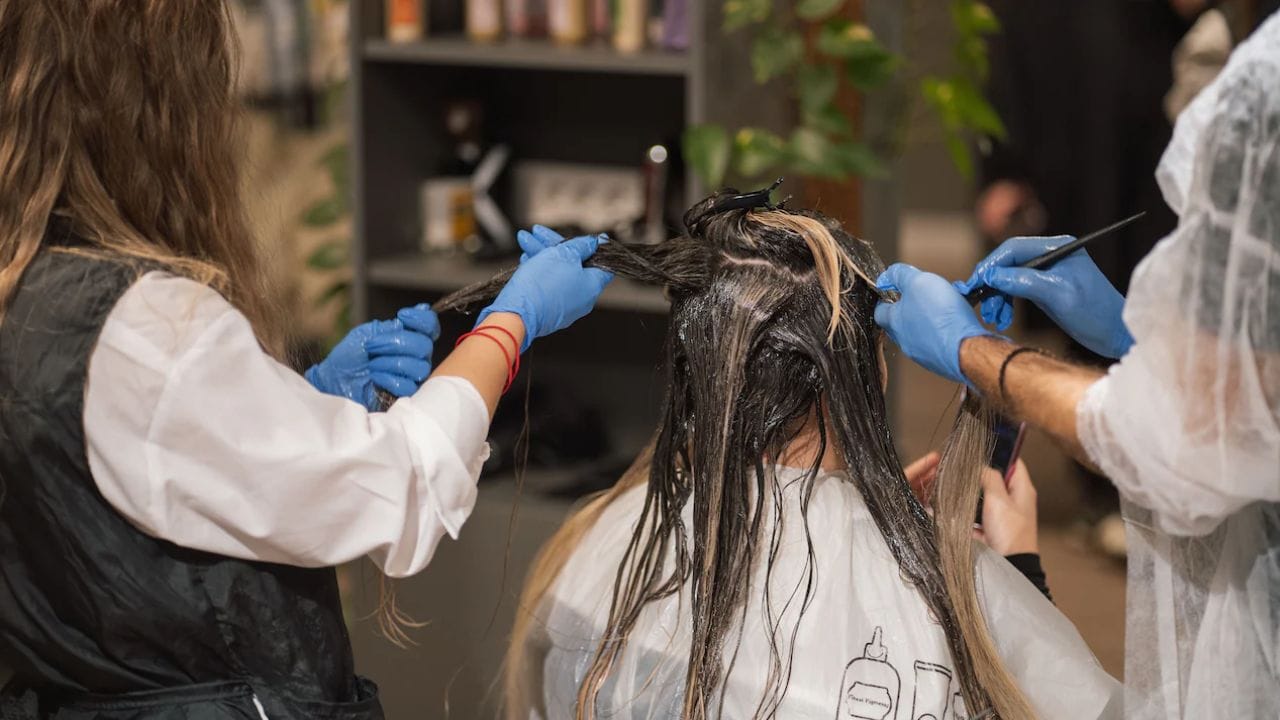 बालों में लगाने के लिए सबसे सेफ Dye कौन सी होती है? पहली बार Hair Color करा रहे हैं, तो जान लें एक्सपर्ट की बात