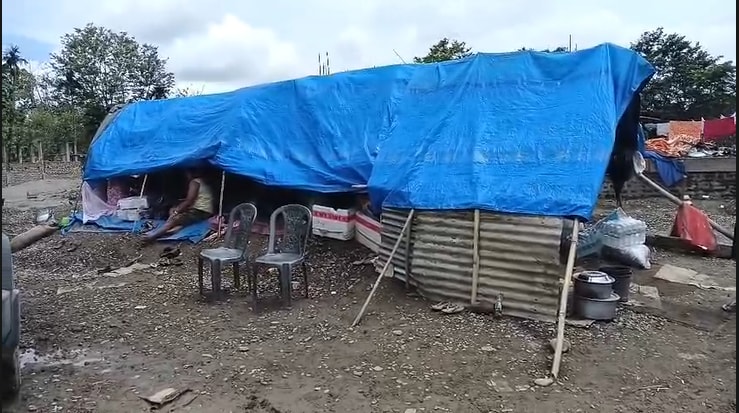 गांव में एक भी पक्का घर नहीं बचा.